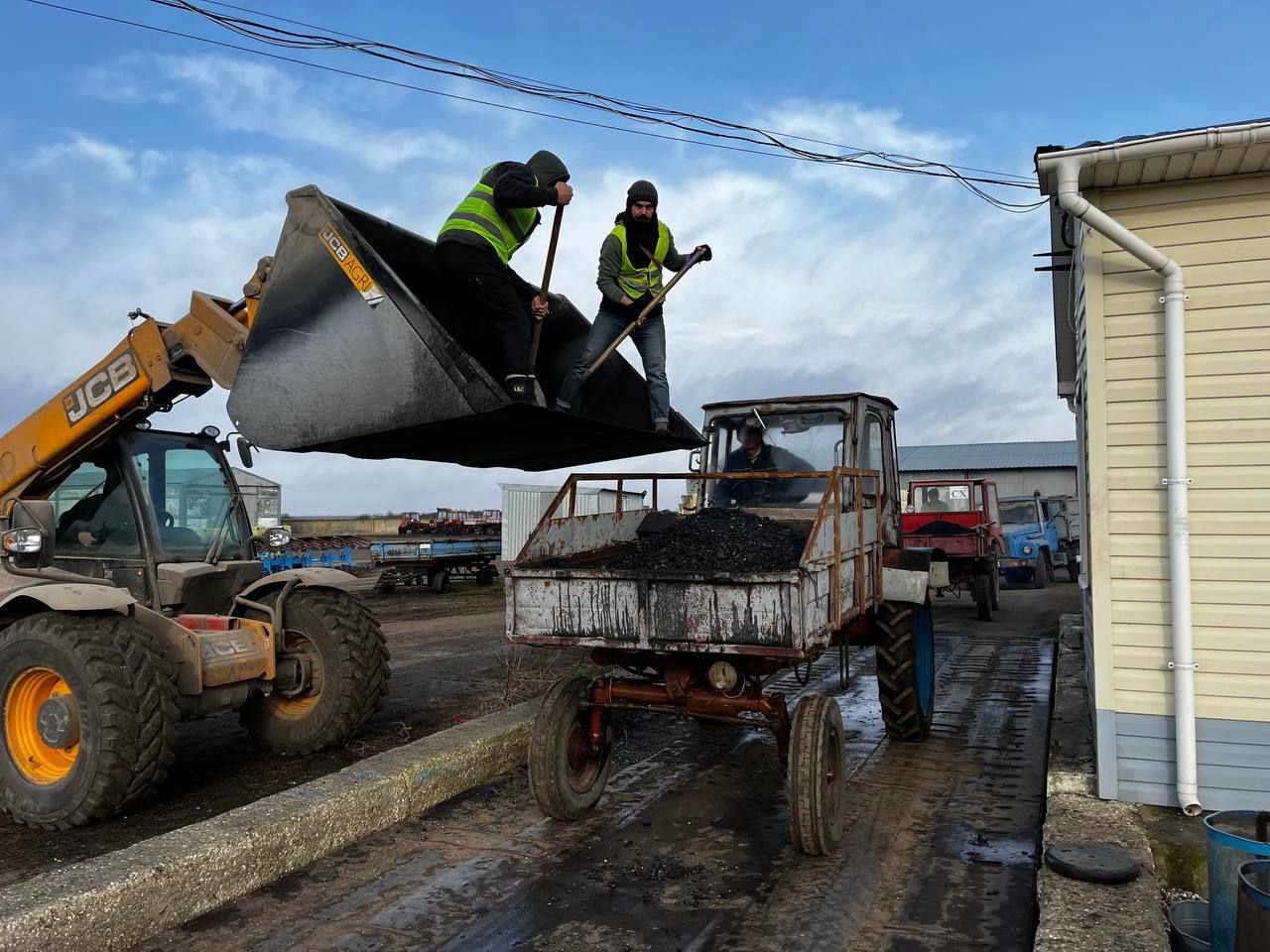 В Генический муниципальный округ на сегодня доставлено почти 5000 тонн социального угля, из них 4100 тонн уже выдано жителям.