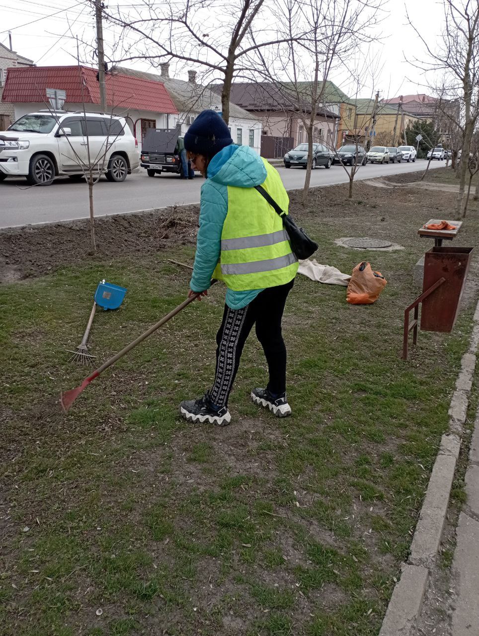 Каждый день сотрудники коммунальных служб Генического муниципального округа наводят порядок на улицах города.