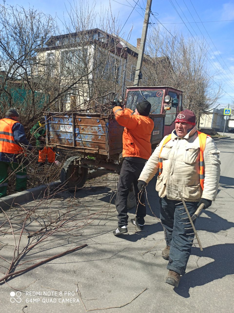 Работники МУП «Азовкоммунсервис» продолжают наводить порядок.