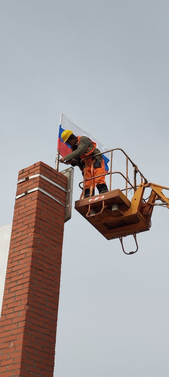 Сегодня на стеле при въезде в Геническ коммунальные работники заменили поврежденный флаг новым.