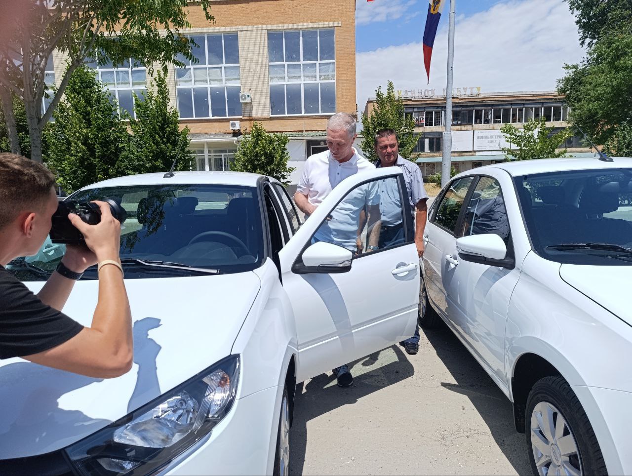 В Геническе состоялось вручение служебных автомобилей начальникам территориальных отделов.