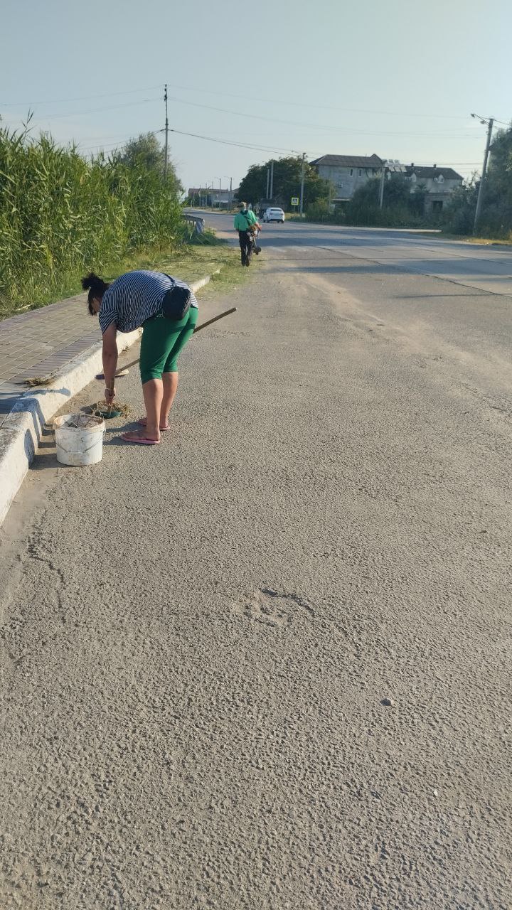 В Счастливцево навели порядок на остановках общественного транспорта.