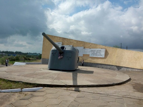 В Генической Горке установили уличное освещение возле мемориала &quot;Пушка&quot;.