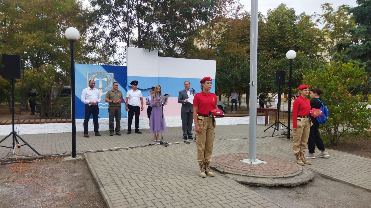 ❤️ В Геническе празднование Дня флага России началось с торжественной встречи.