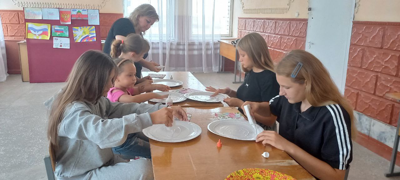 🌺 В селе Плавское дети ознакомились с техникой декупажа.