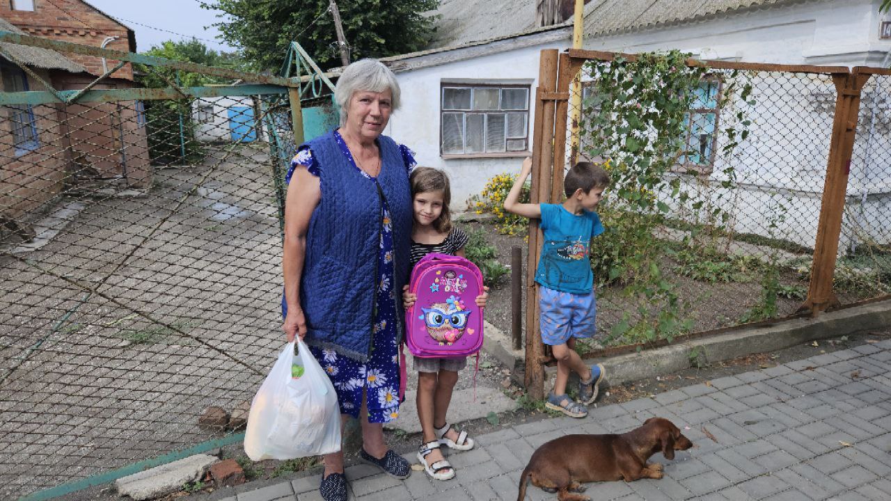 🔔 Четыре первоклассника из малообеспеченных семей Геническа получили школьные рюкзаки в преддверии Дня знаний.