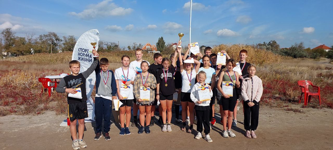 🏃‍♀️🏃‍♂️🏃 Генические спортсмены заняли призовые места в Скадовске на соревнованиях по легкоатлетическому кроссу .