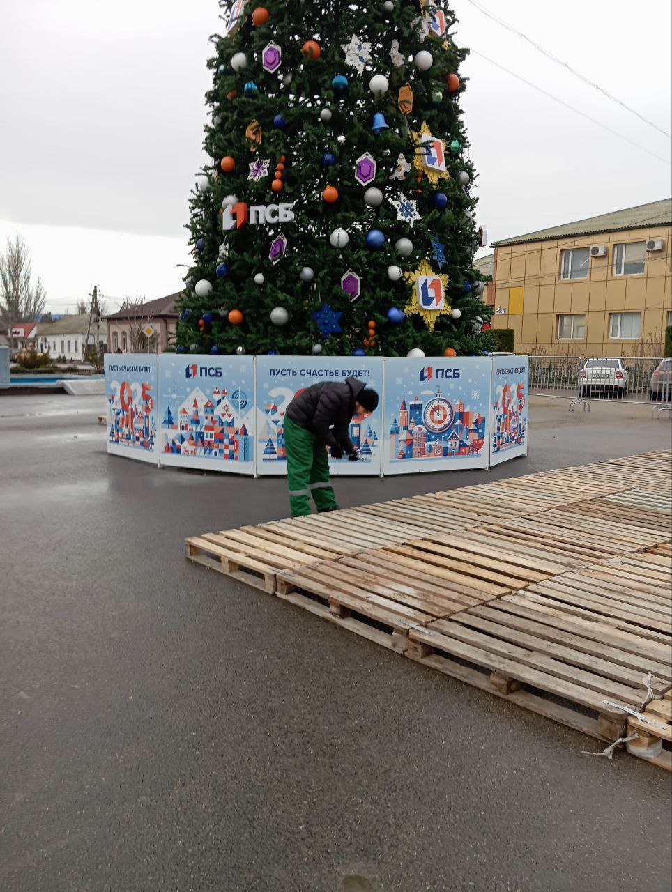 В Геническе в преддверии новогодних праздников начали монтировать уличную сцену.