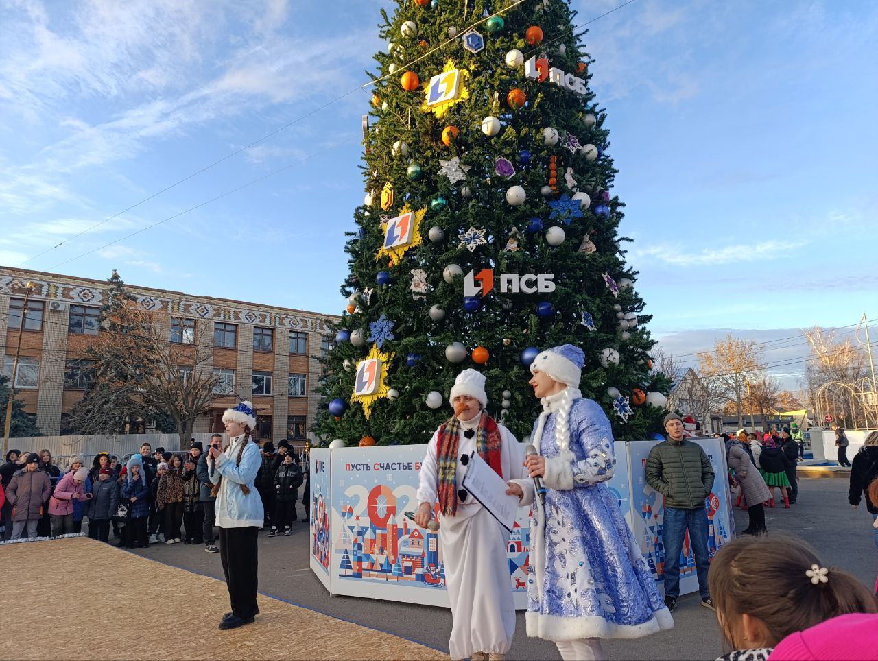 В Геническе началось торжественное открытие городской Новогодней елки.