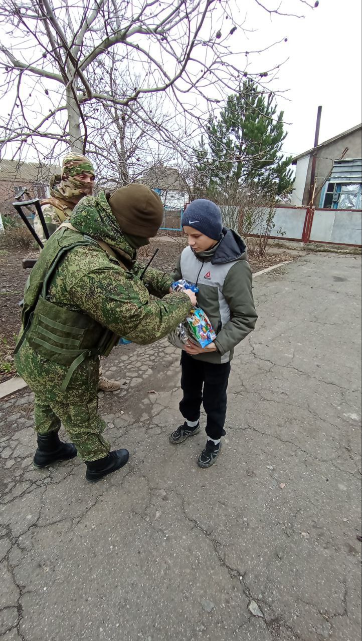 Наши военные поздравили с новогодними праздниками многодетные семьи трех сел Генического муниципального округа.