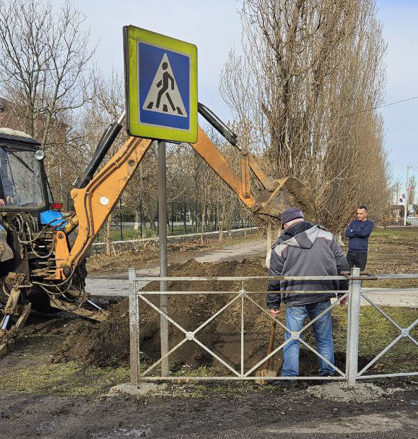 В результате повреждения газопровода среднего давления в Геническе жители микрорайона и близлежащих улиц временно отключены от газоснабжения.