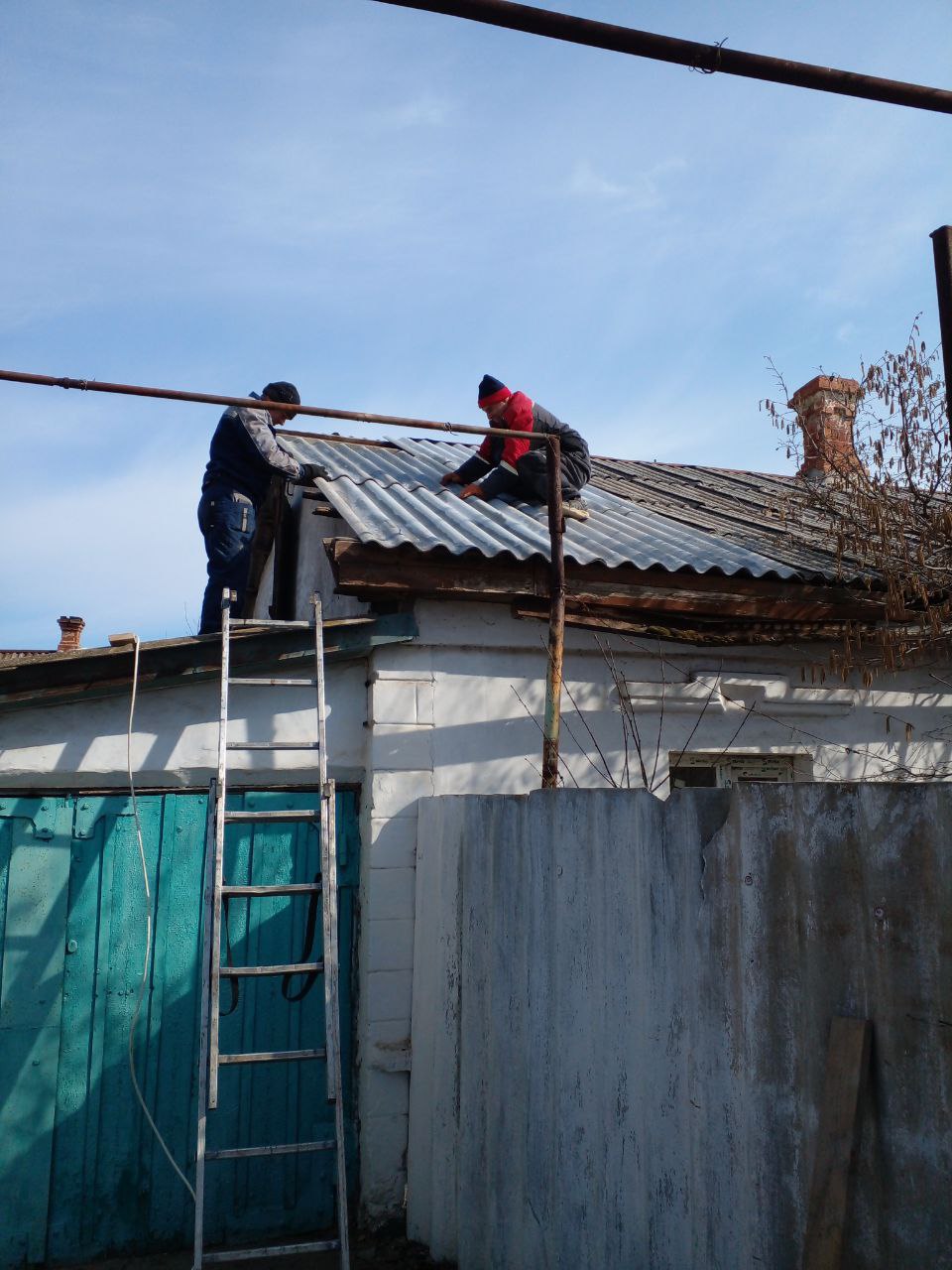 Генические коммунальщики отремонтировали кровлю дома геничанки, участницы Великой Отечественной войны.