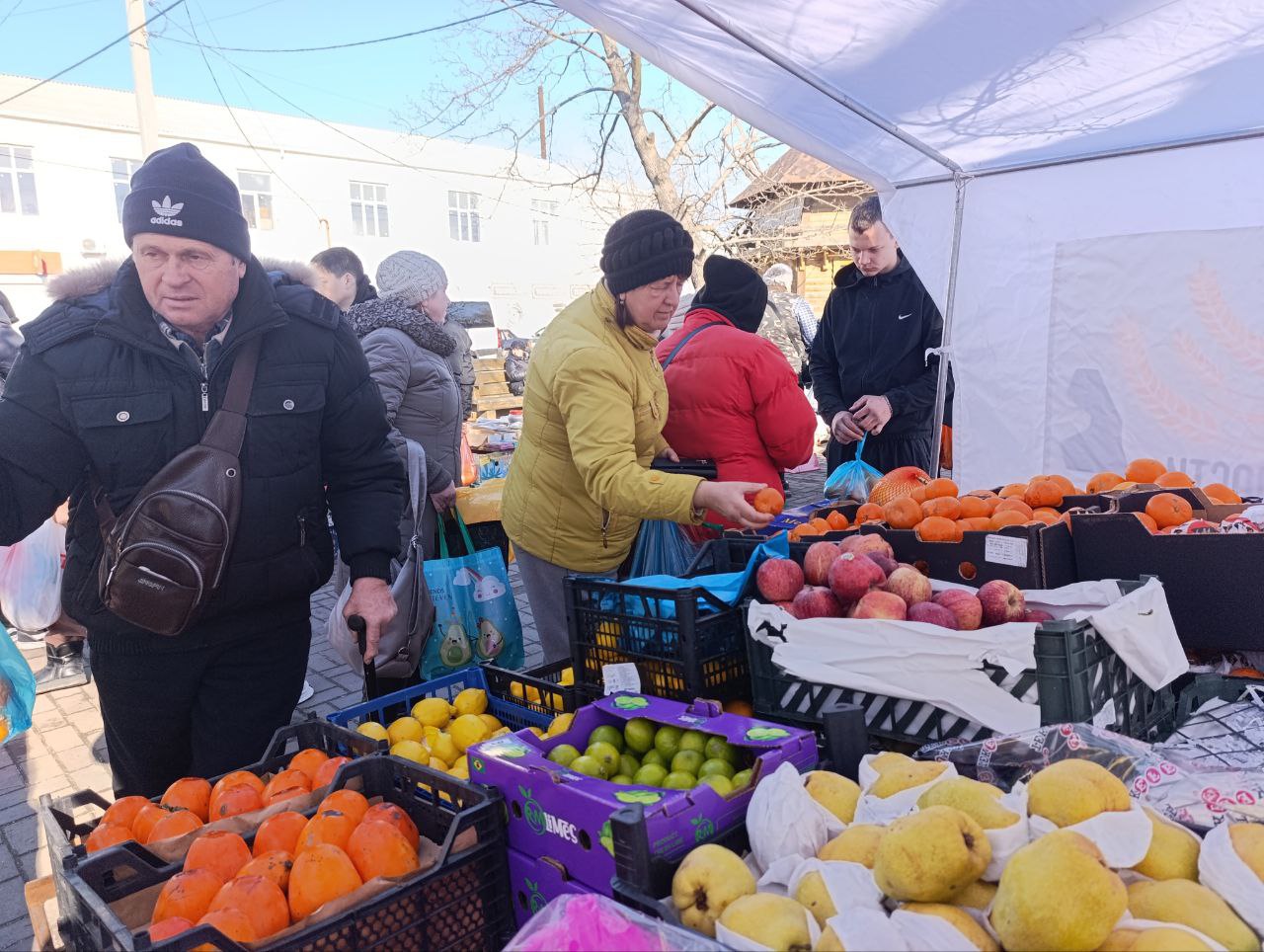 В Геническе состоялась весенняя предпраздничная ярмарка.