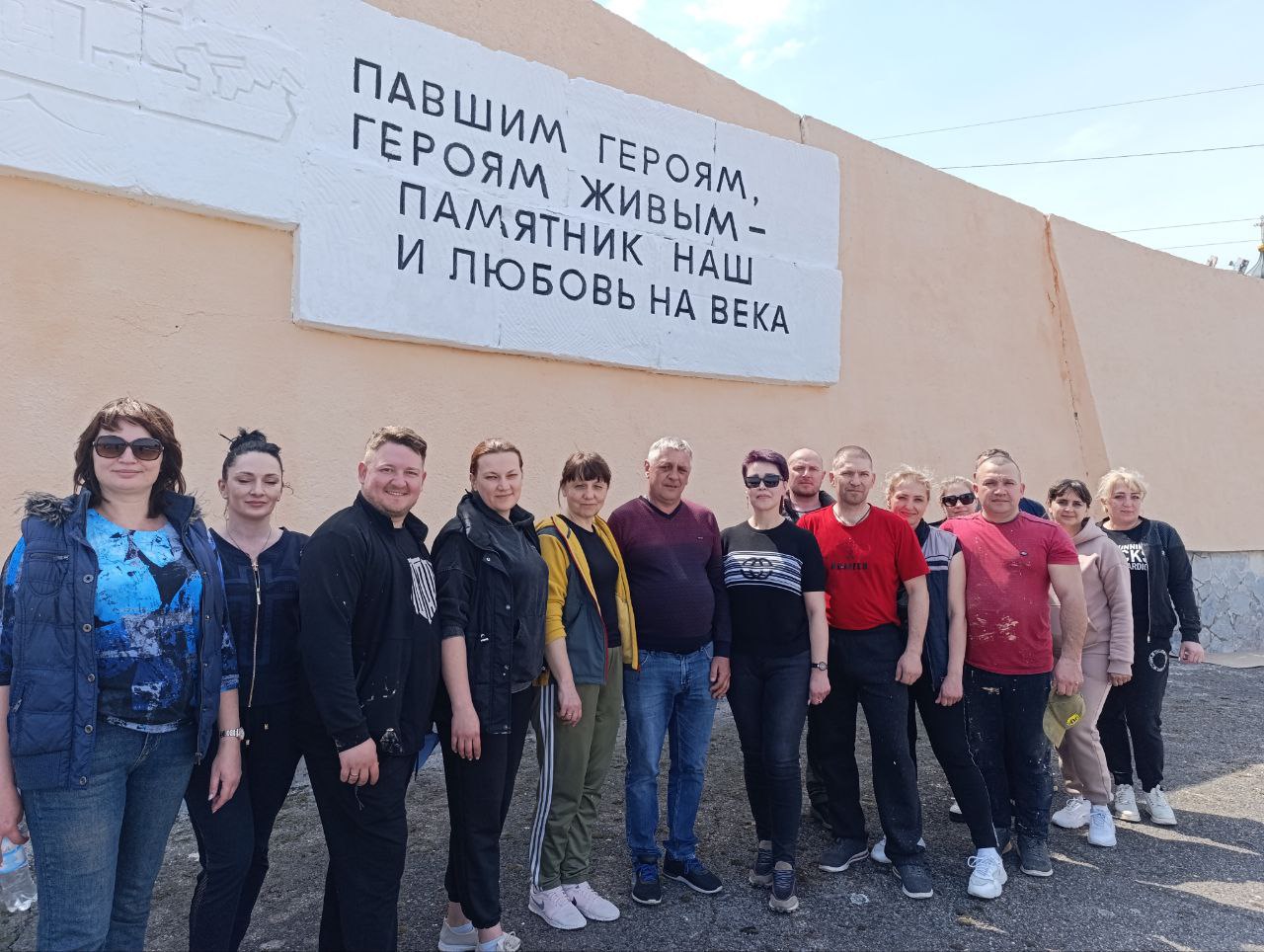 Сотрудники администрации Генического МО приняли участие во Всероссийском субботнике.