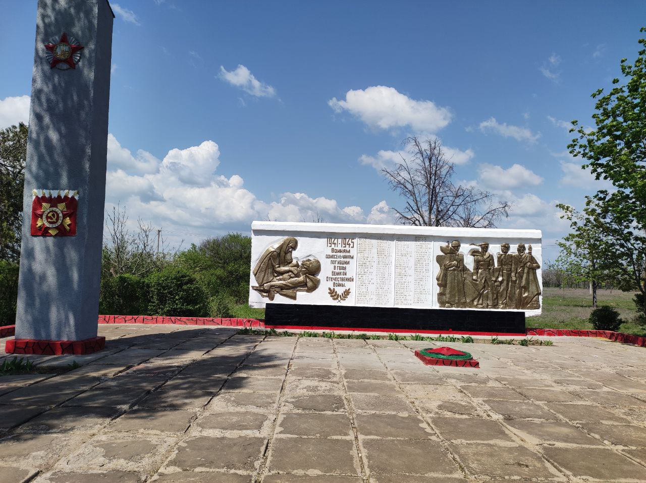 В селе Червоное специалисты МКУ «Горжилстрой» завершили ремонт стелы и памятника, посвященных Великой Отечественной войне.