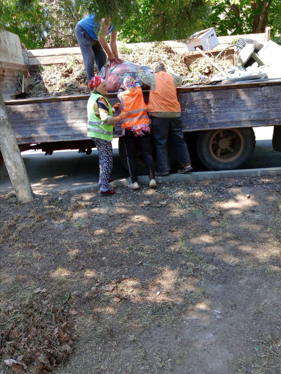 ♻️ В Геническом территориальном отделе работники МКУ «Горжилстрой» Генического МО убрали стихийные свалки, а в Азовском – косят траву и убирают территорию.