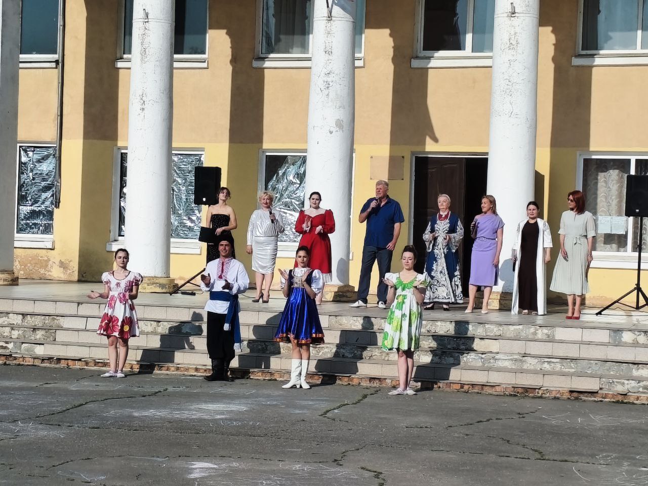 🎶 «Музыкальное лето»: село Азовское посетили с концертом артисты Херсонской областной филармонии.