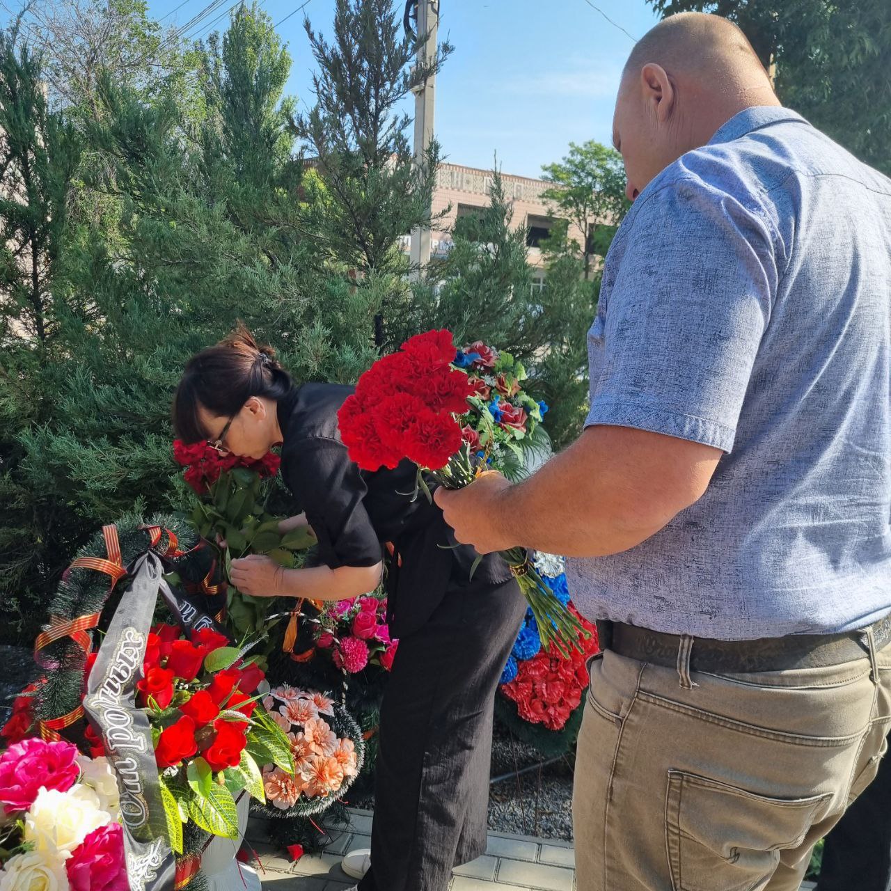 🕯В пгт Рыково почтили память погибших в результате обстрела со стороны ВСУ 18 июня 2023 года.