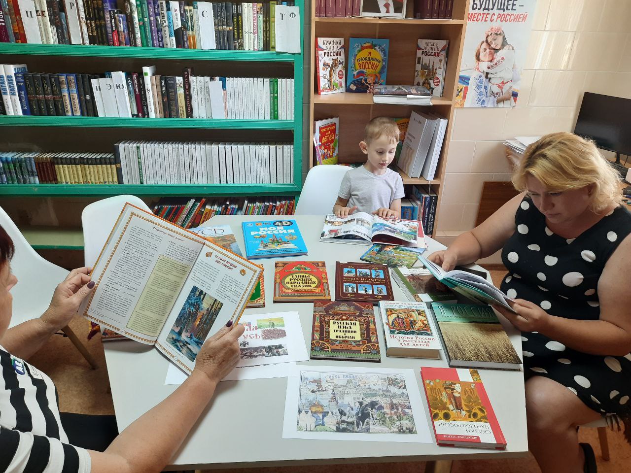 «Братья славяне - един для нас мир»: в населенных пунктах Генического МО оформили тематические книжные выставки.