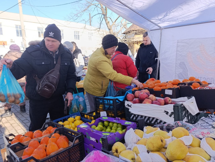 В Геническе сейчас проходит предпраздничный ярмарка. В Геническе сейчас проходит предпраздничный ярмарка.