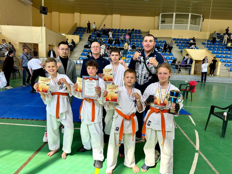 Генические спортсмены завоевали 5 медалей в Международном фестивале, посвященном 80-летию Победы по киокушинкай и всестилевому каратэ. Генические спортсмены завоевали 5 медалей в Международном фестивале, посвященном 80-летию Победы по киокушинкай и всестилевому каратэ.