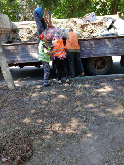 ♻️ В Геническом территориальном отделе работники МКУ «Горжилстрой» Генического МО убрали стихийные свалки, а в Азовском – косят траву и убирают территорию. ♻️ В Геническом территориальном отделе работники МКУ «Горжилстрой» Генического МО убрали стихийные свалки, а в Азовском – косят траву и убирают территорию.