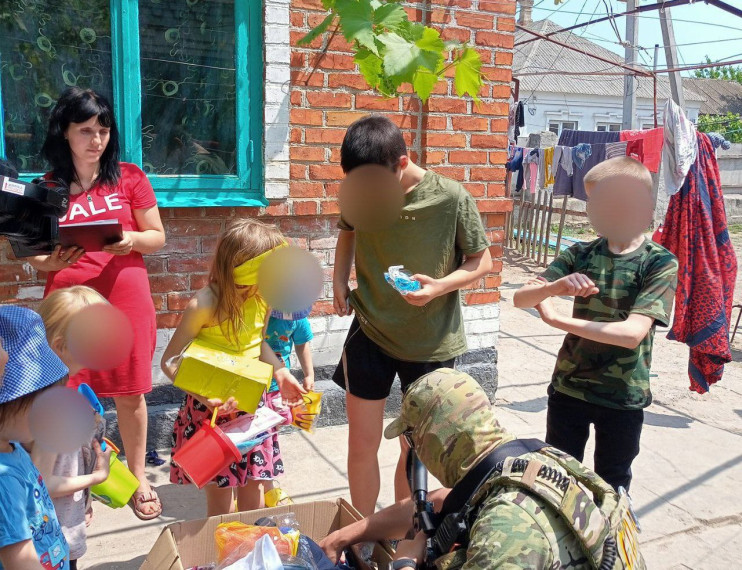 В Геническом МО передали гуманитарную помощь детям из семей, находящихся в социально опасном положении. В Геническом МО передали гуманитарную помощь детям из семей, находящихся в социально опасном положении.